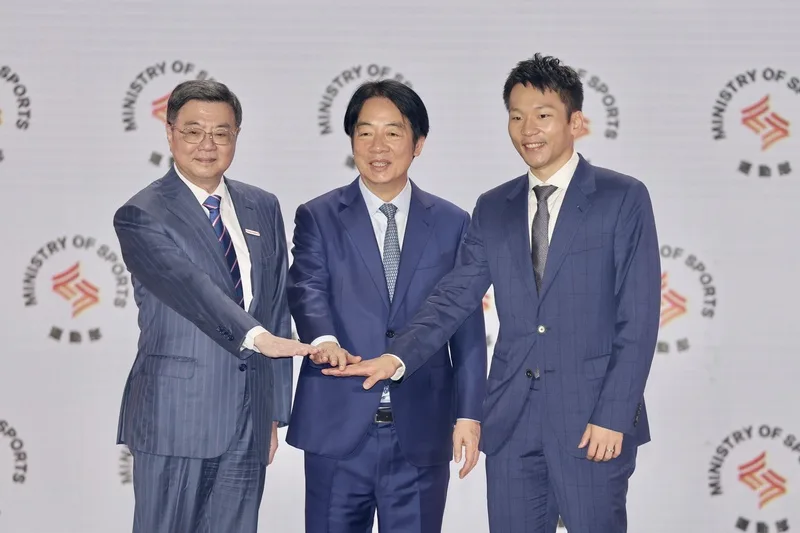 運動部9日掛牌成立，總統賴清德（中）、行政院長卓榮泰（左）與首任部長李洋（右）在運動部揭牌暨布達典禮上疊手合影。中央社
