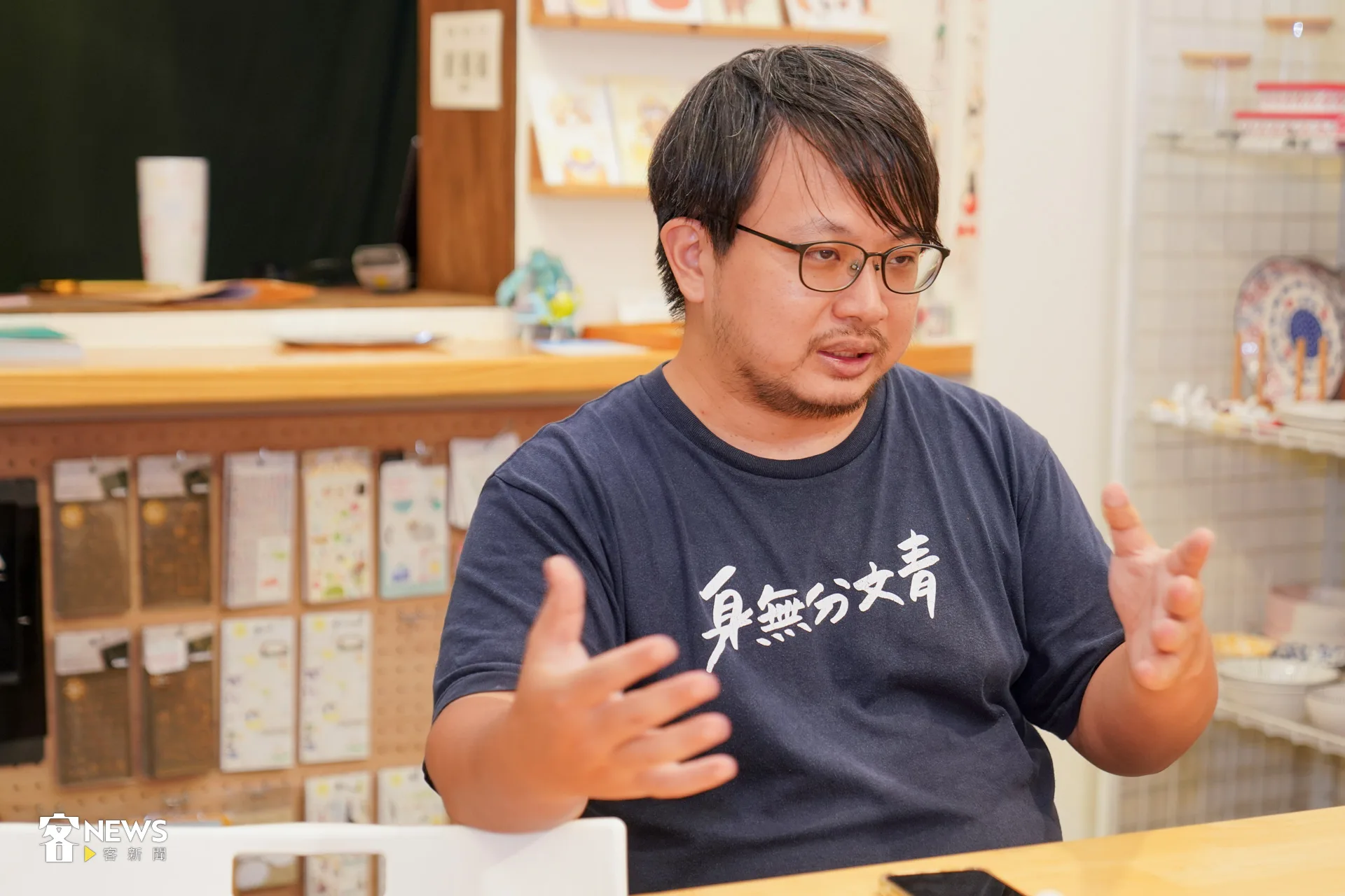 1990年出生的陳建成髮上帶著少年白、蓄鬍、身著T恤、眼神銳利沉穩，與一般的「文青」形象不太一樣。洪藝晅攝