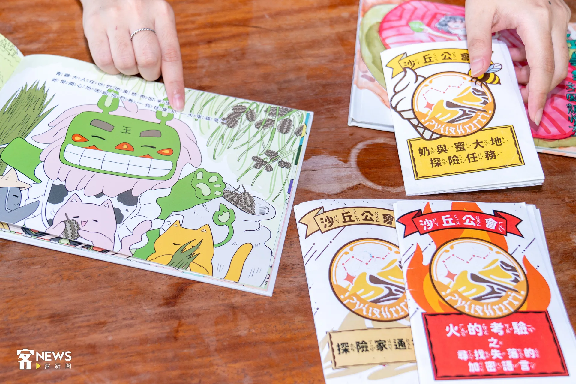 顏惟親說：「繪本它裡面其實埋了很多梗，就會有一定的擴充性，透過延伸故事的內容，製作學習單，讓孩子們可以實際體驗。」洪藝晅攝