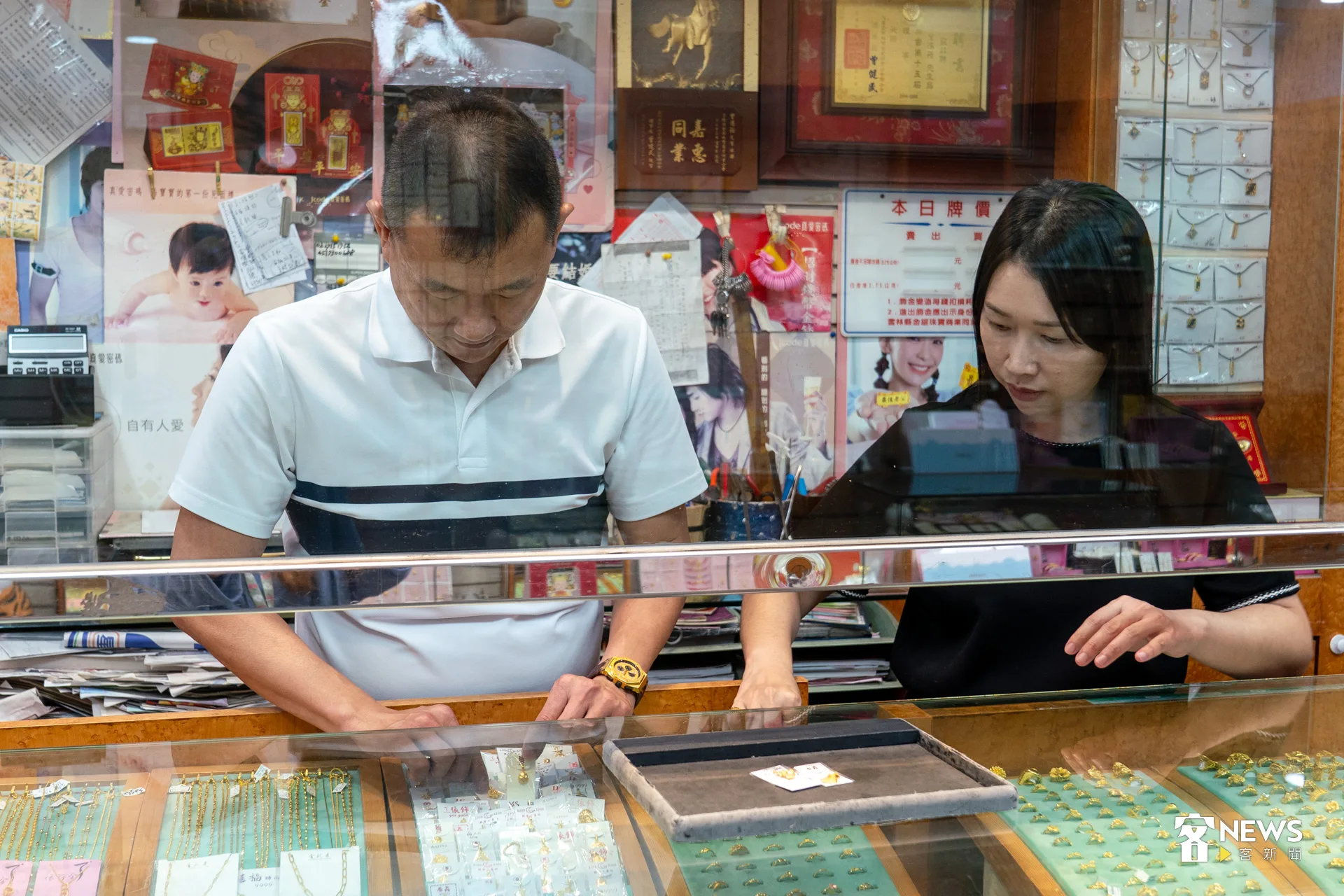 老闆曾昭諺（左）、老闆娘廖佩姿（右），2人希望顧客能買到自己心儀的金子。洪藝晅攝