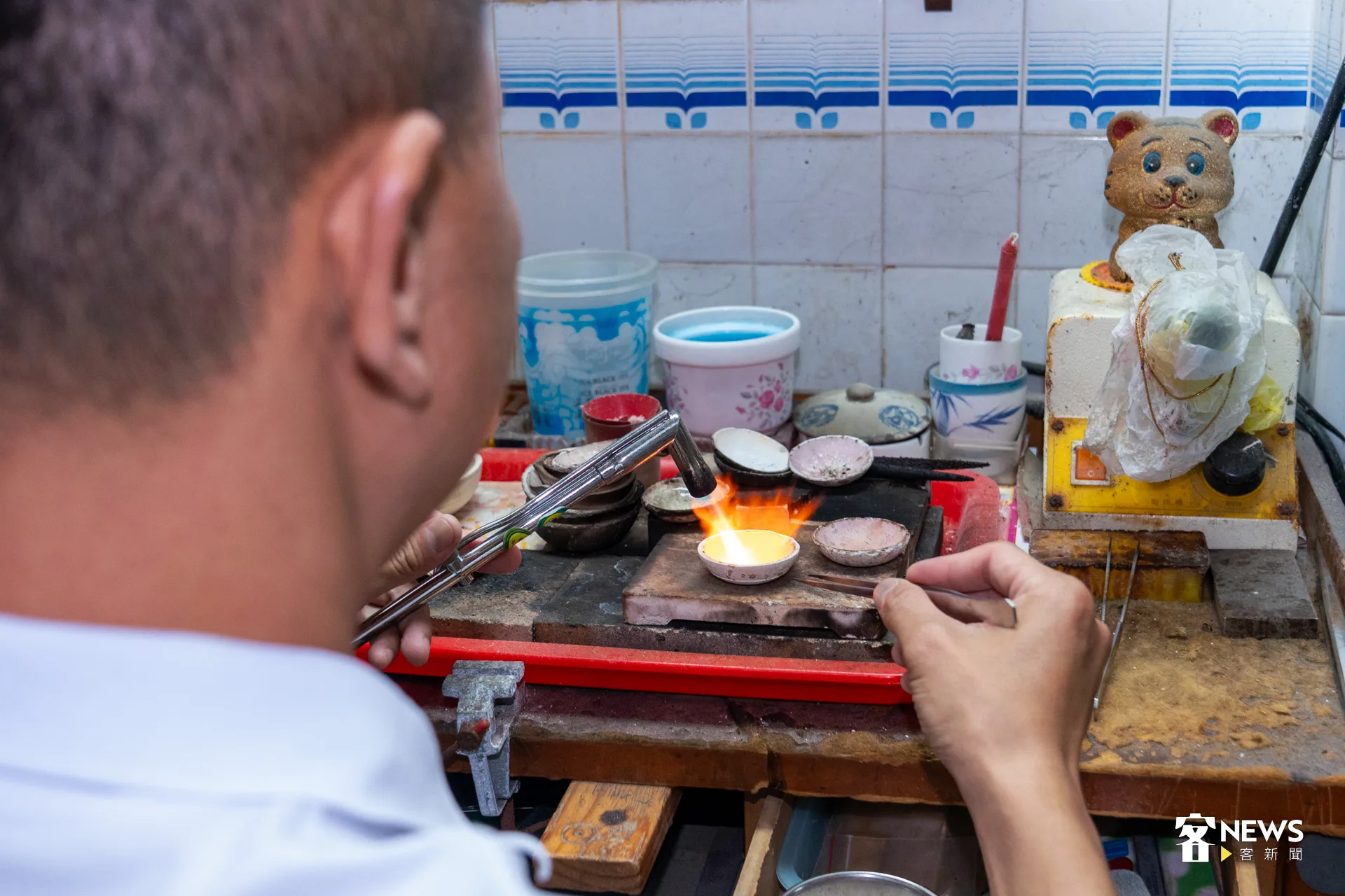 曾昭諺笑稱，從小看著爸爸、阿公在做，可以說是「眼睛會看，就會學」。洪藝晅攝
