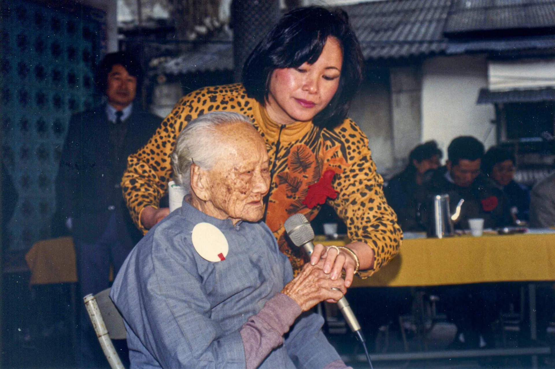 竹東山歌比賽的常客,來自芎林鄉鹿寮坑104歲的百歲婆劉葉四妹唱完山歌,好幾個紅包就從台下傳了上來,1988年。楊國鑫攝