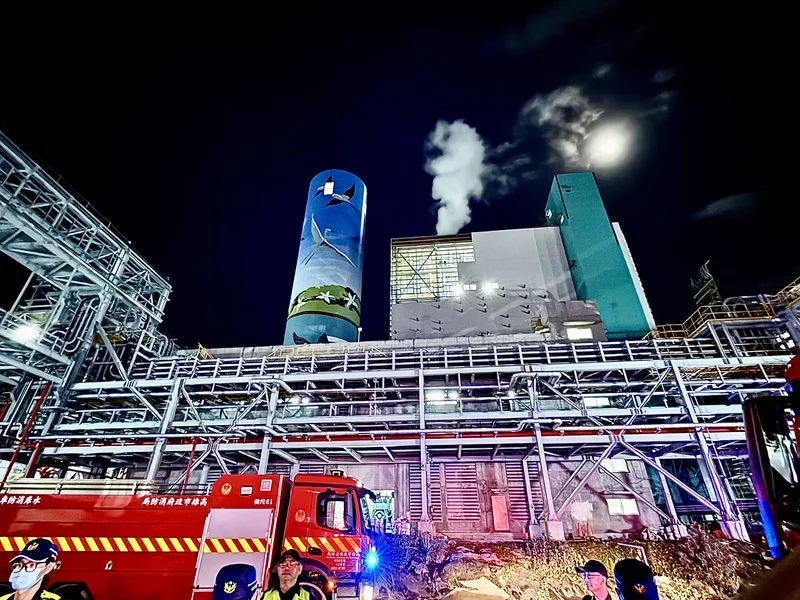 高雄興達發電廠9日晚間發生火警，幸未釀傷亡。中央社