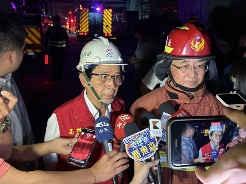 高雄興達電廠9日晚間發生火警。高雄市副市長林欽榮（前右2）等人到場了解狀況。中央社
