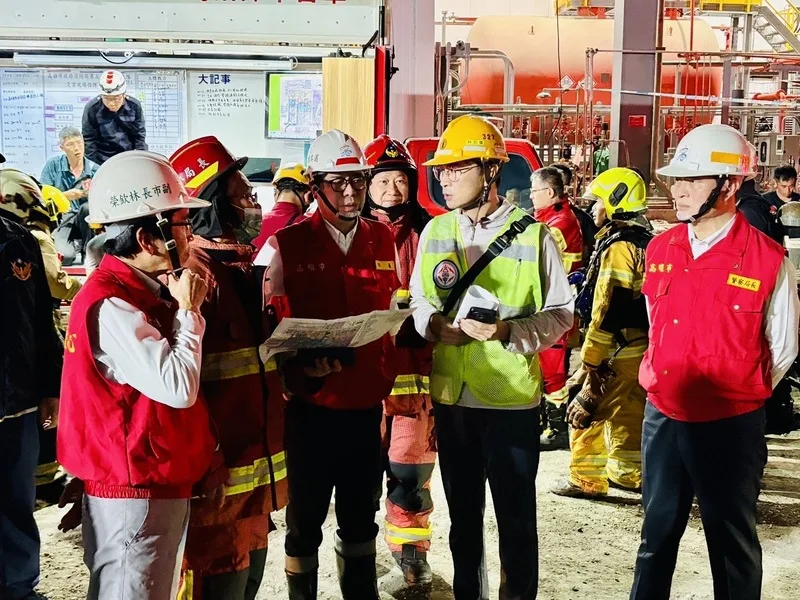 高雄興達發電廠9日晚間發生火警，高雄市長陳其邁（前右3）親赴現場。市府要求台電全面檢視電廠設施安全。高市府提供