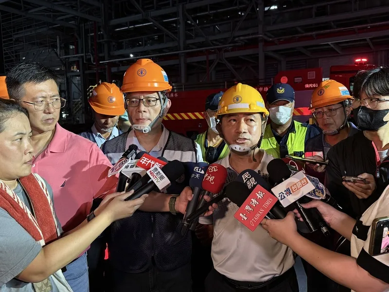 高雄興達發電廠9日晚間8時許發生火警，幸未造成人員傷亡。興達發電廠長洪貴忠（右）、台電南部施工處長黃啟祥（左）說明原因。中央社