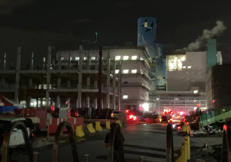 高雄興達發電廠9日晚間發生火警，無人傷亡。中央社