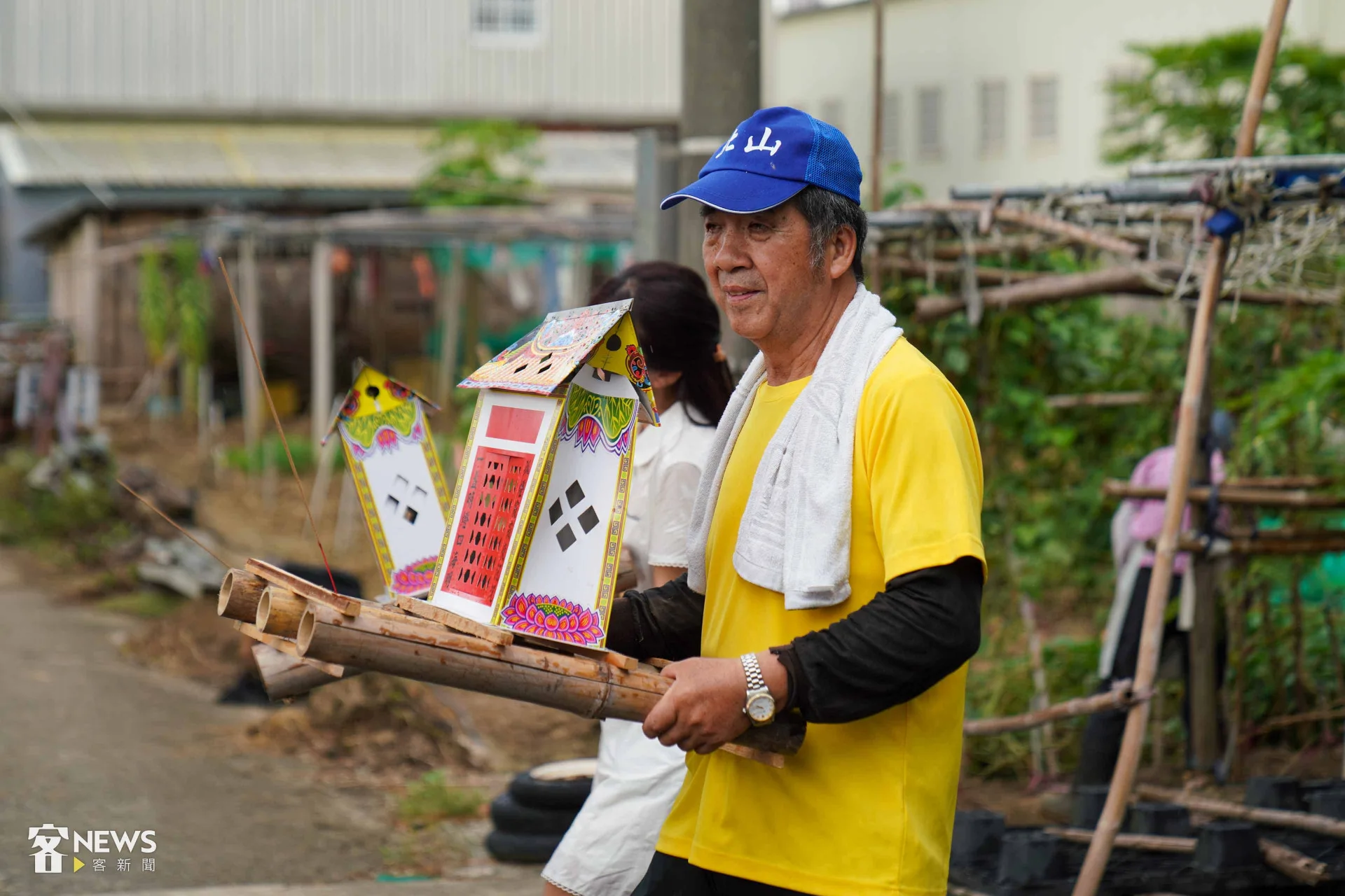 信眾手捧水燈,自義民廟徒步至鳳山溪畔。李台源攝
