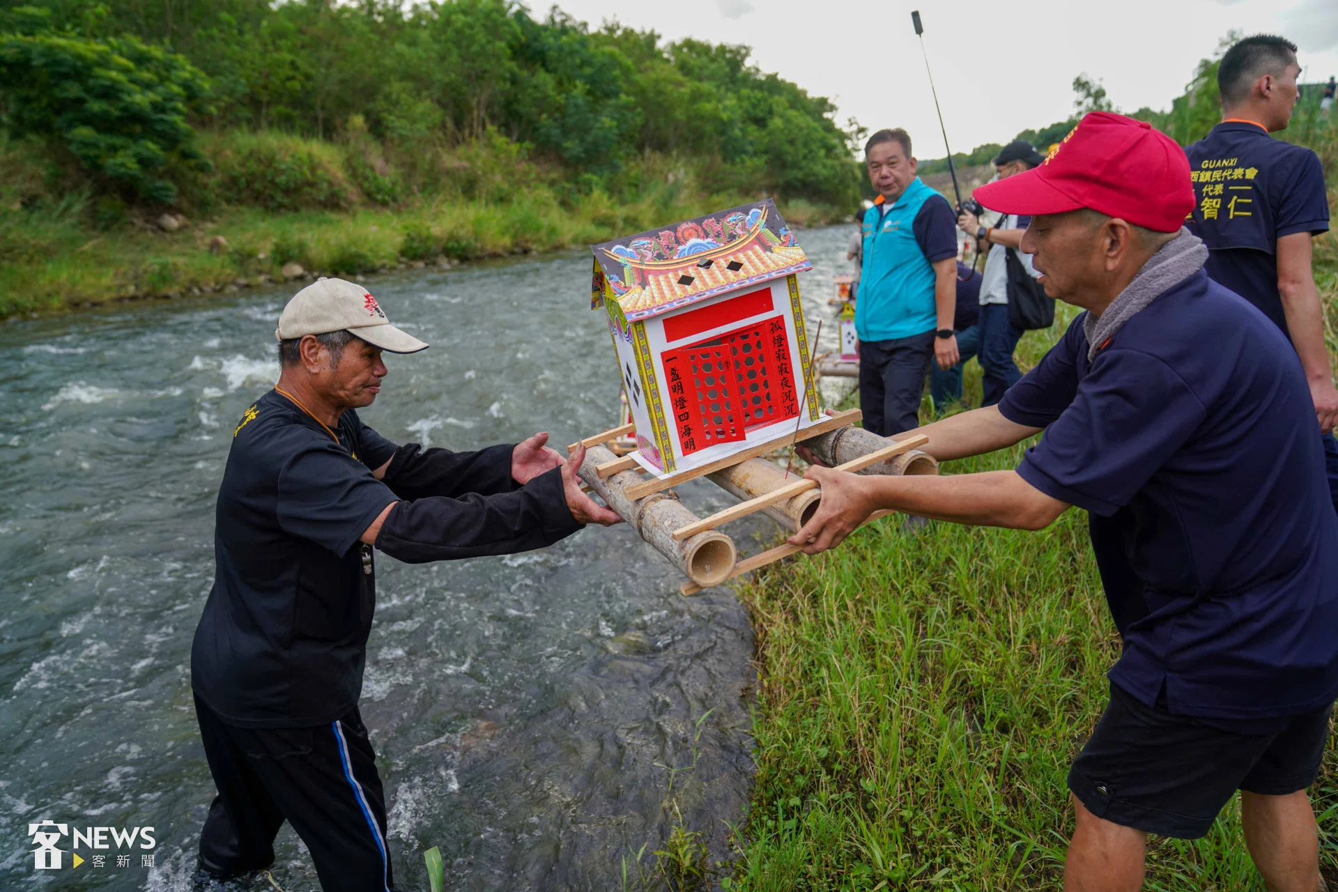 信眾手捧水燈,依序於鳳山溪畔施放。李台源攝