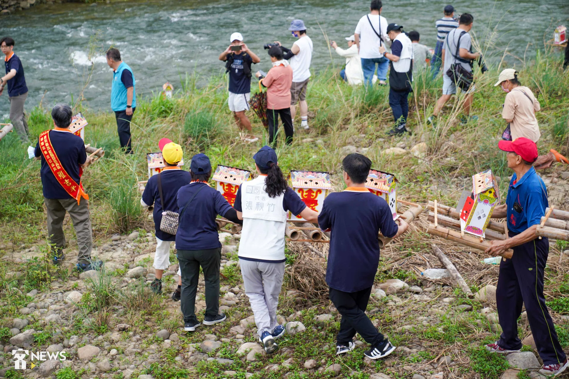 信眾手捧水燈,依序於鳳山溪畔施放。李台源攝