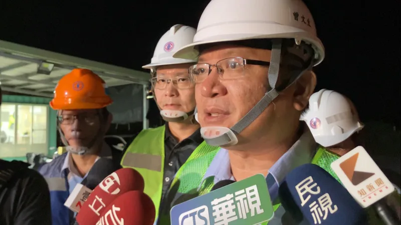 高雄興達發電廠昨天晚上發生火警，台電董事長曾文生（前）10日凌晨到現場了解狀況。中央社