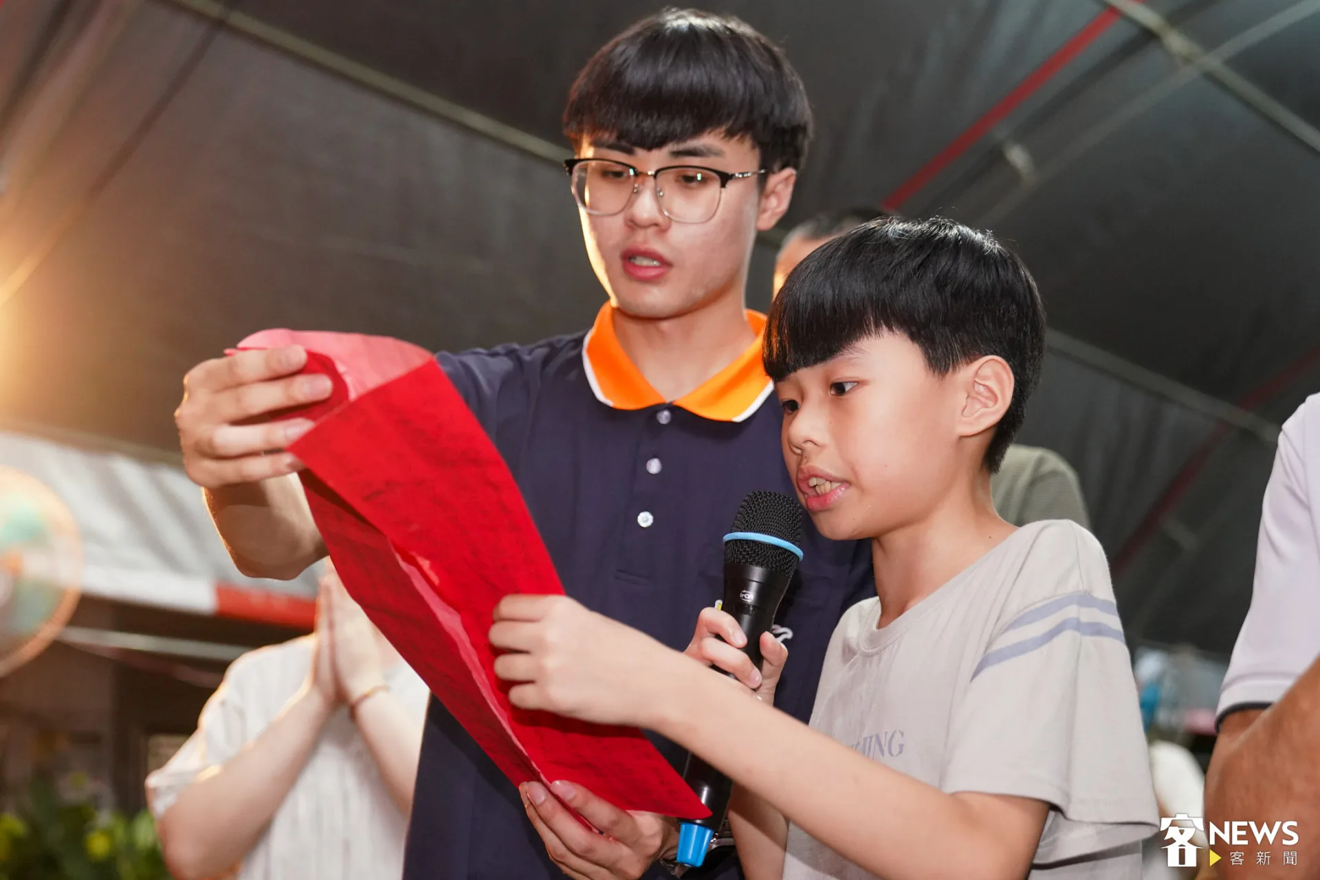 今年由蔡碧桓就讀小學六年級的弟弟蔡承祐主持請神儀式。朱愷元攝