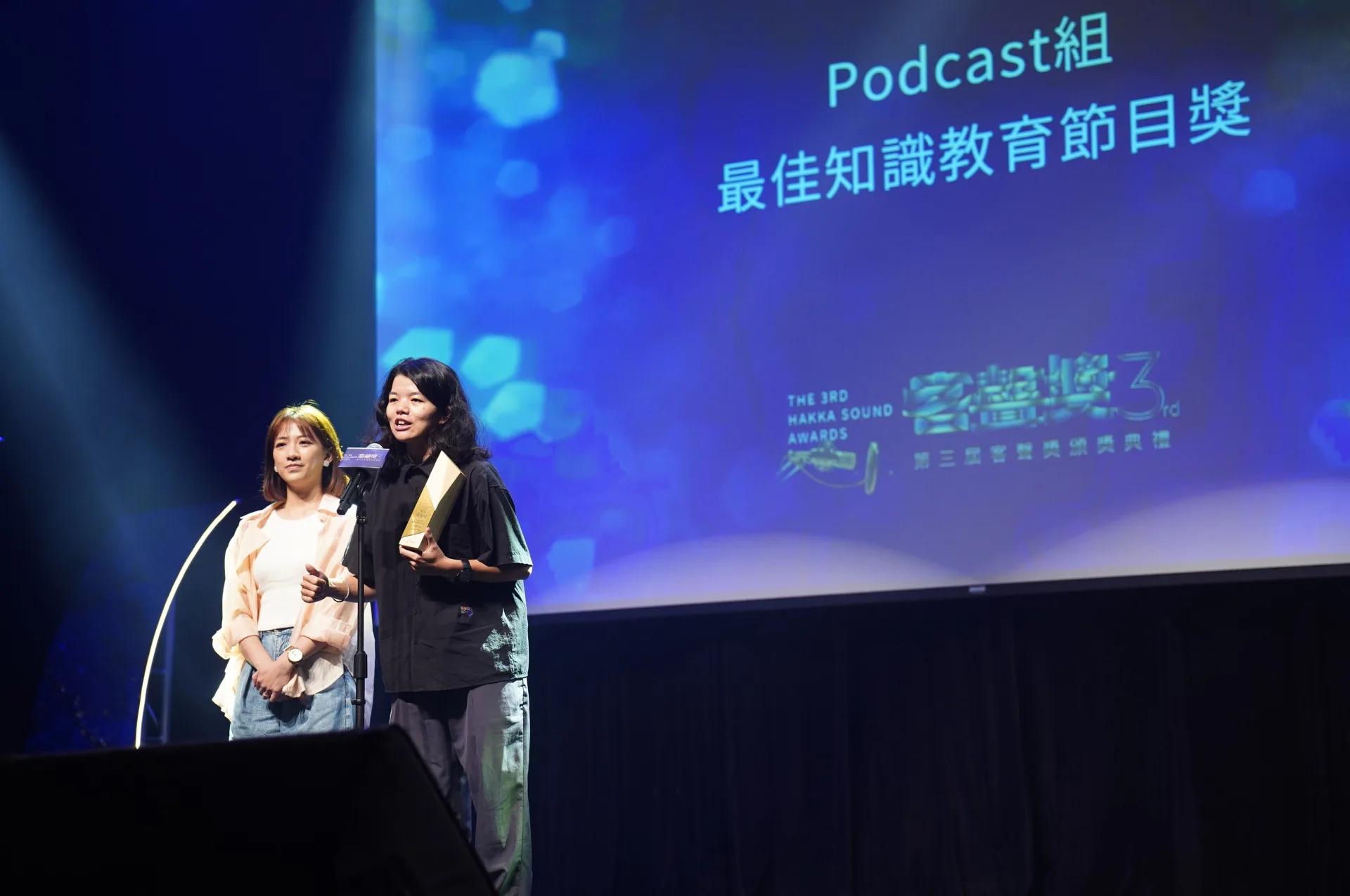 去年奪下客聲獎兩項大獎的范宸菲（左）再次攜手邱瑞清（右）以《不專業聊職業》入圍知識教育節目獎。客傳會提供