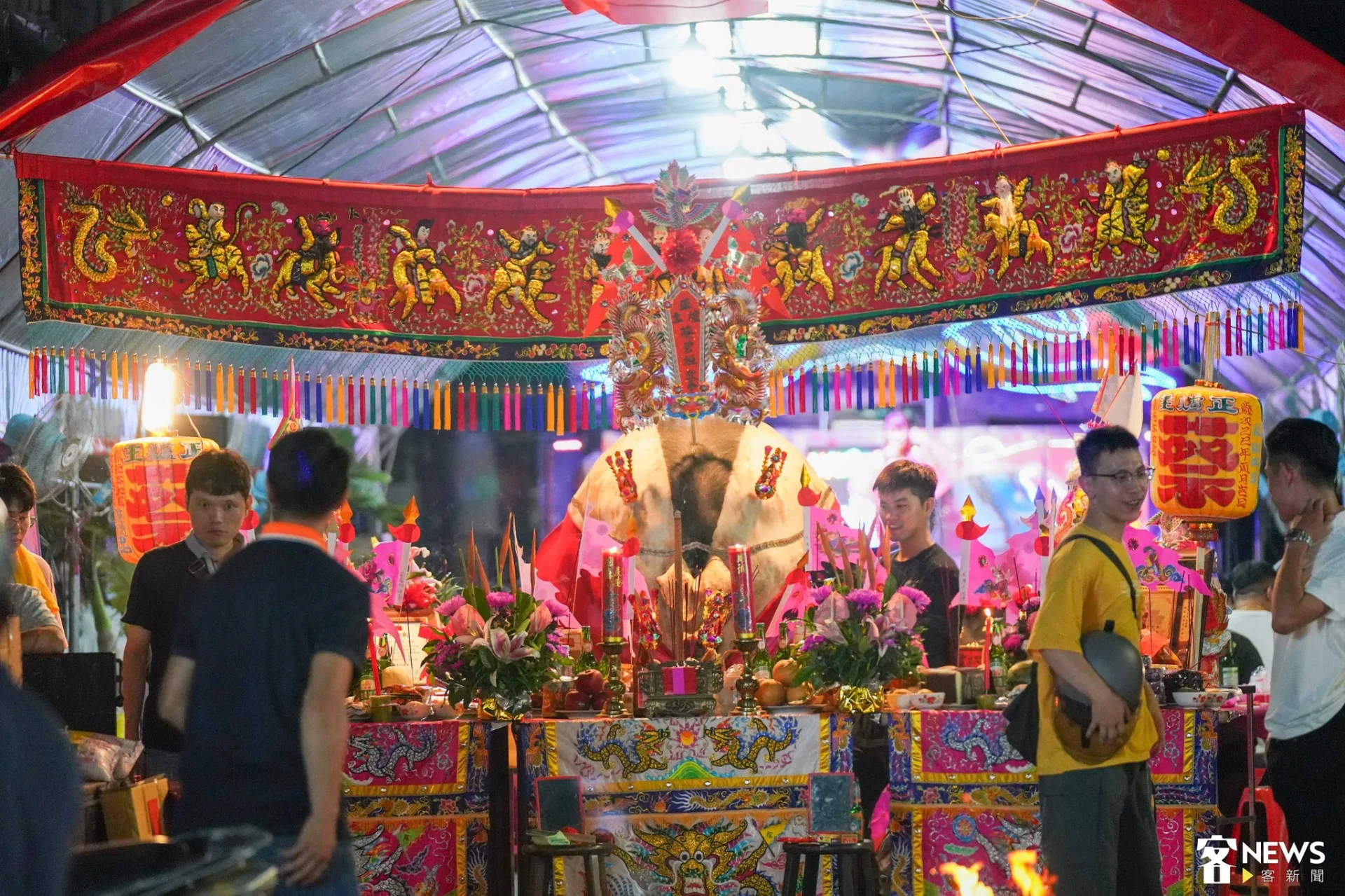 輪值義民祭的關西聯庄11日晚間,20多家爐主都設壇獻祭、宴客同祈平安。朱愷元攝