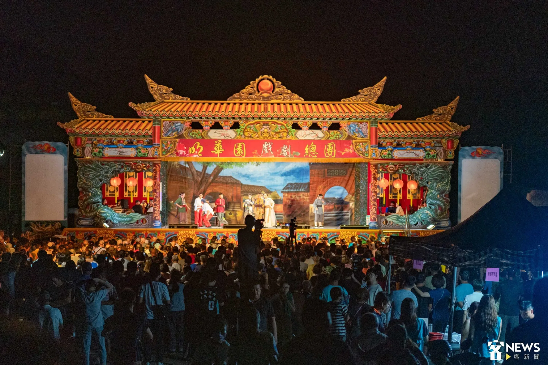2025義民祭明華園總團演出,吸引5千多人到場觀賞。李台源攝