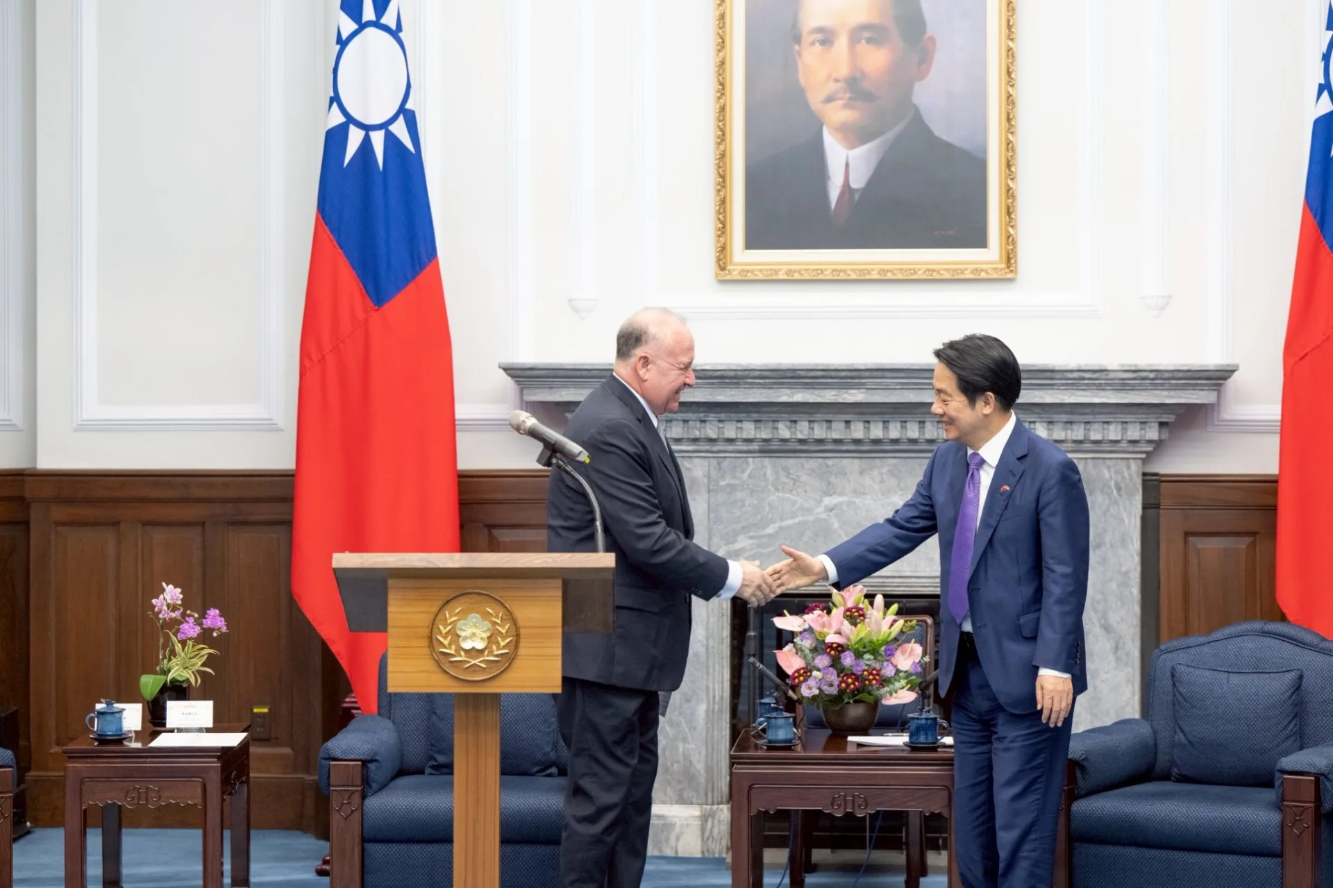 總統賴清德（右）12日在總統府接受巴拉圭共和國新任駐台特命全權大使費拉迪加（左）呈遞到任國書，兩人握手致意。總統府提供