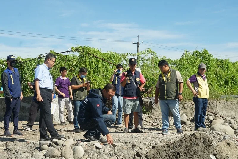 高雄美濃農地遭不法盜採砂石及回填廢棄物，為杜絕不法，高市府啟動密集地毯式巡查，持續稽查美濃新吉洋段、吉安段與成功段遭盜採土石案場。高雄市經發局提供