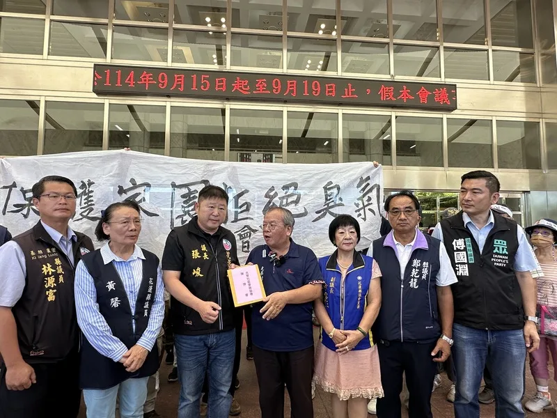 花蓮縣吉安鄉光華村垃圾掩埋場11日發生火警,燃燒近30小時撲滅,造成空污等影響,光華村民約百人15日到議會陳情,議長張峻(左3)收下陳情書,強調一定會和村民站在一起。中央社