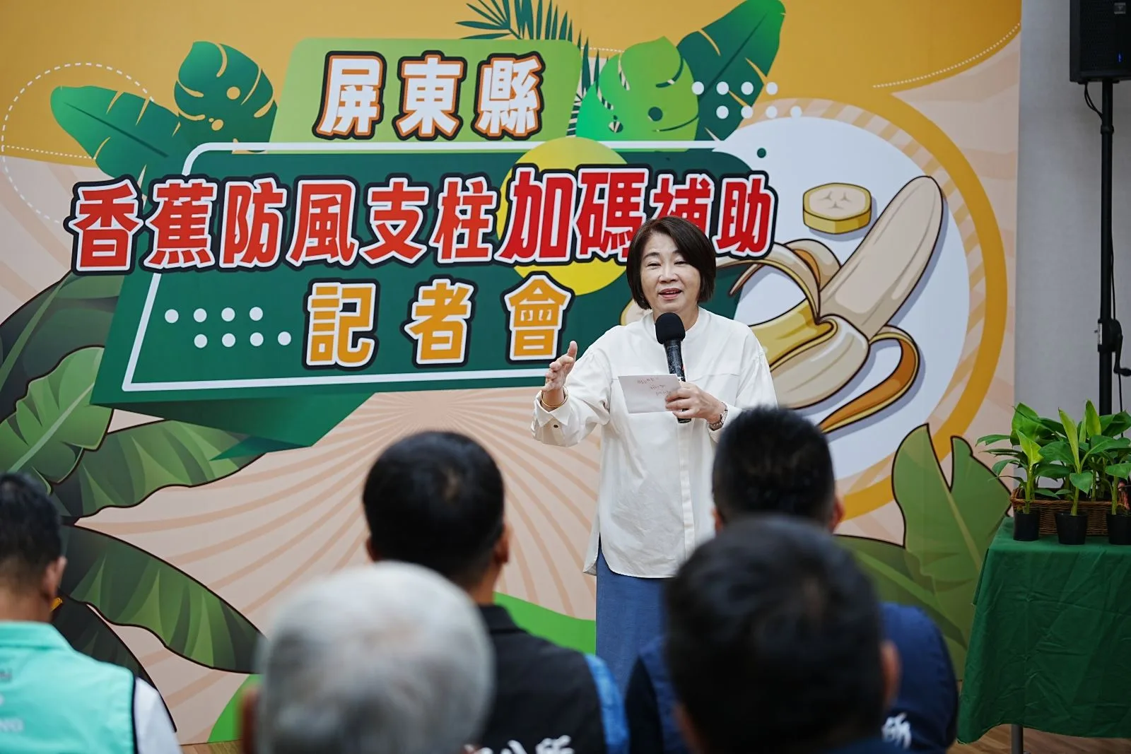 屏東縣長周春米表示,歷經颱風、豪雨,屏東香蕉受損面積逾2000公頃,農民心裡在淌血,自己看了也很捨不得。屏東縣政府提供