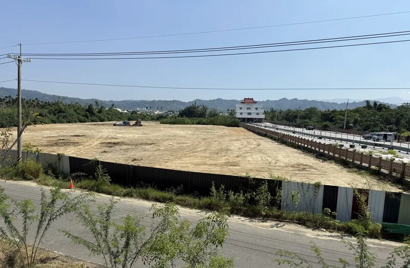 國慶煙火首次在南投縣施放,16日晚間試放約1000發,焰火施放場地南天府道濟禪寺(圖)及貓羅溪畔15日持續整地。中央社