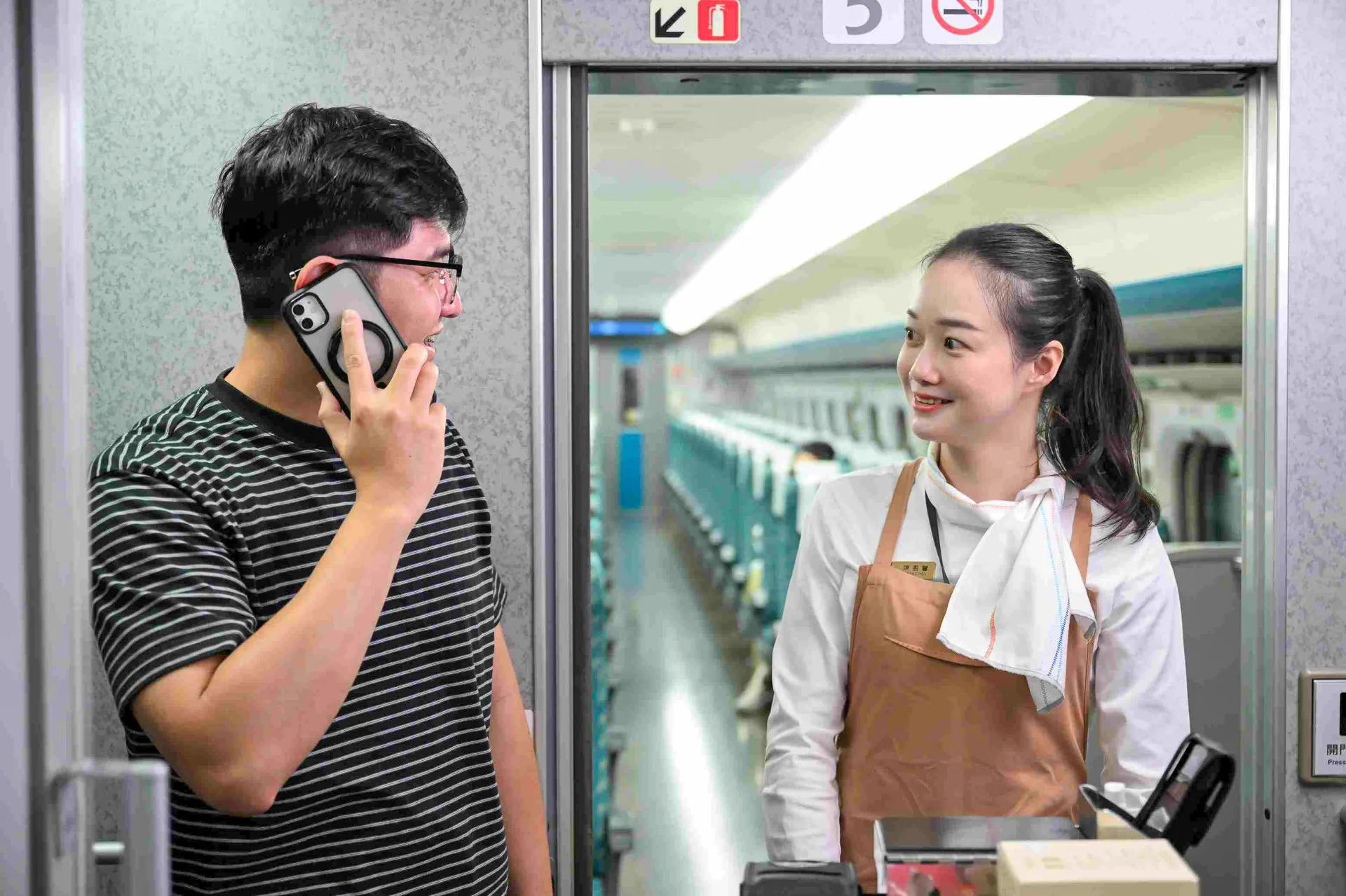 高鐵「寧靜車廂」新制將在9月22日上路，旅客有通話需求時須移至車廂玄關。台灣高鐵公司提供
