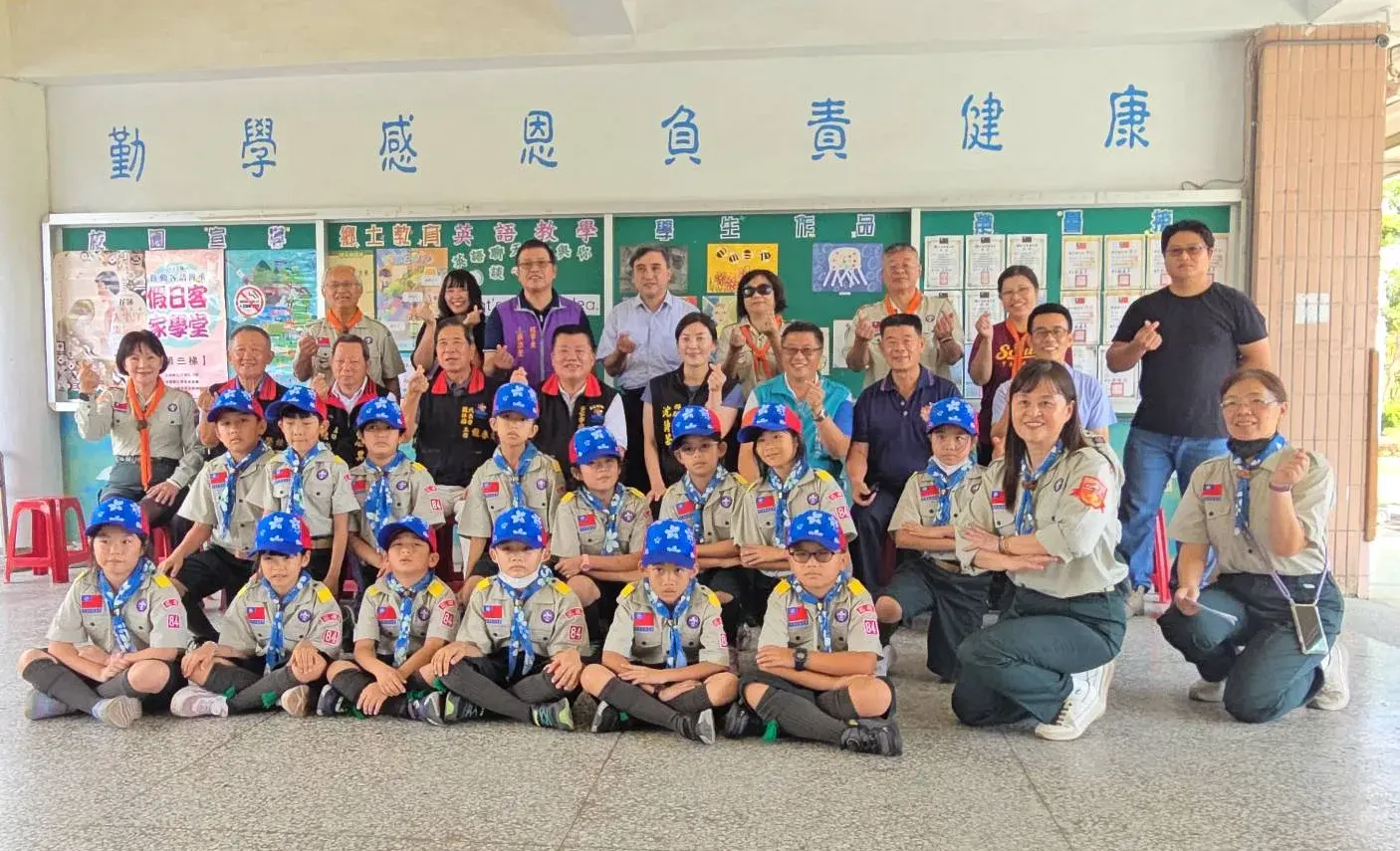 在花蓮縣府客家事務處的支持下,鳳仁國小112學年度試辦華語與客語雙語教學,113學年度開設假日客家學堂,成立客家童軍團。花蓮縣政府提供