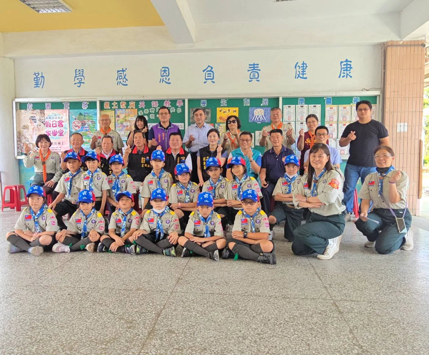 在花蓮縣府客家事務處的支持下,鳳仁國小112學年度試辦華語與客語雙語教學,113學年度開設假日客家學堂,成立客家童軍團。花蓮縣政府提供