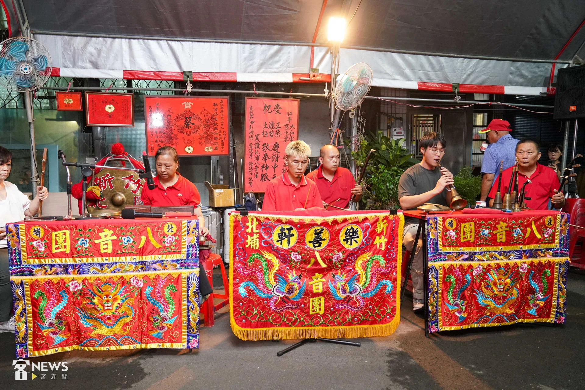 佐京與北埔八音團今年義民祭在關西聯庄的發豬請神儀式演出。資料照，朱愷元攝