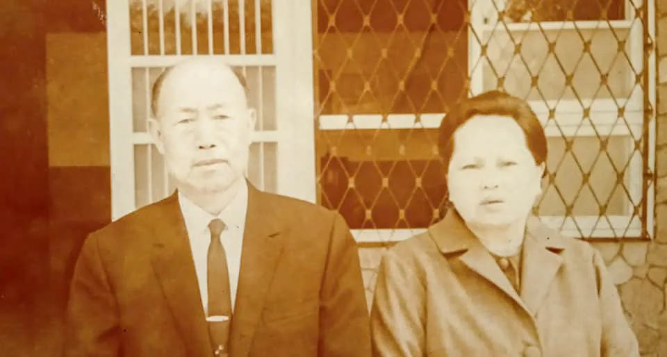 關西國小退休校長羅慶蘭,右是羅慶蘭的太太陳玉招。羅華彩提供