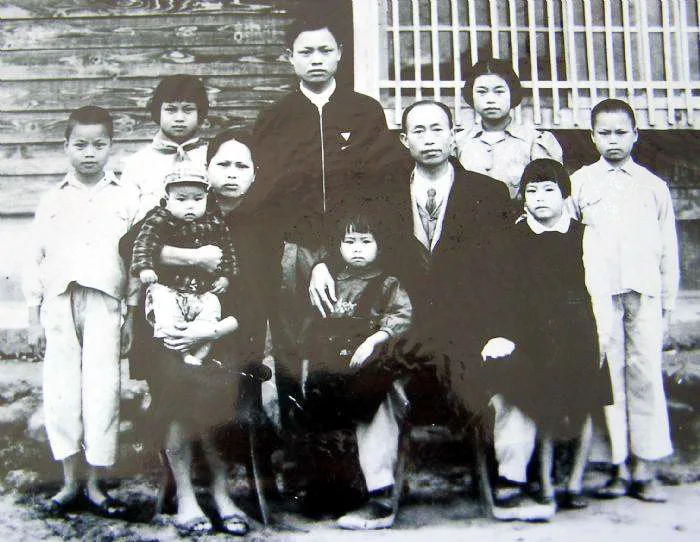 1958年羅慶蘭校長一家全家福合照於關西國小宿舍。