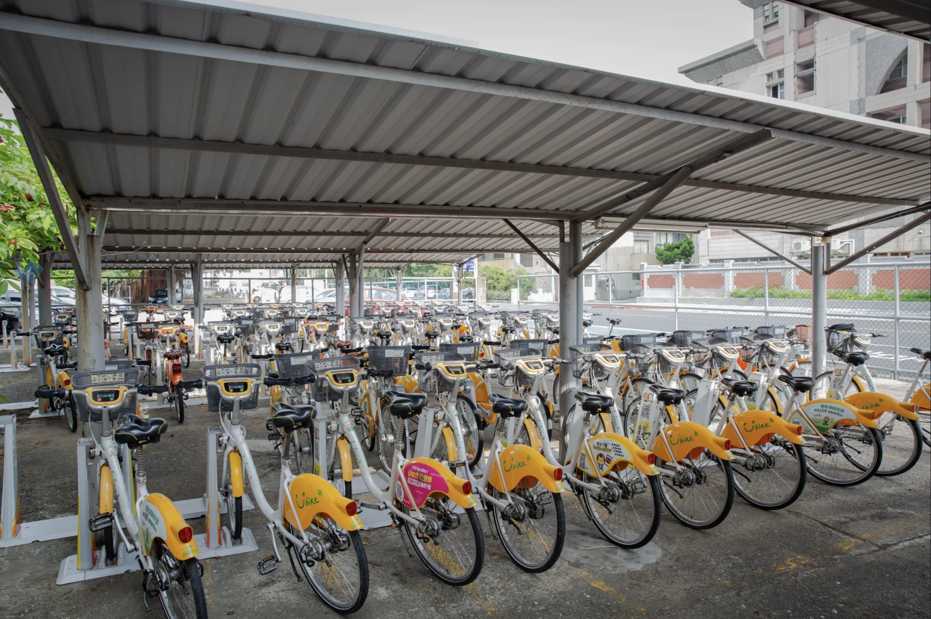 新竹市政府與新竹高中攜手合作，在學校對側校園停車場再增設152柱，並在9月1日開學日同步啟用。新竹市政府提供