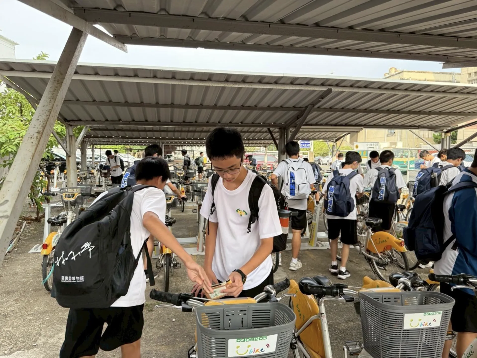 新竹高中同學分享，以前放學時，同學一衝出校門就要趕著搶YouBike，常常在大太陽下排隊等很久。新竹市政府提供