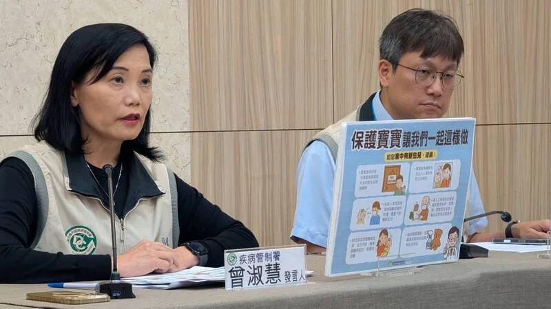 衛福部疾管署發言人曾淑慧（左）16日表示，近期腸病毒門急診就診人次呈緩升趨勢，預估將於10月上旬進入流行期。右為疾管署防疫醫師林詠青。中央社