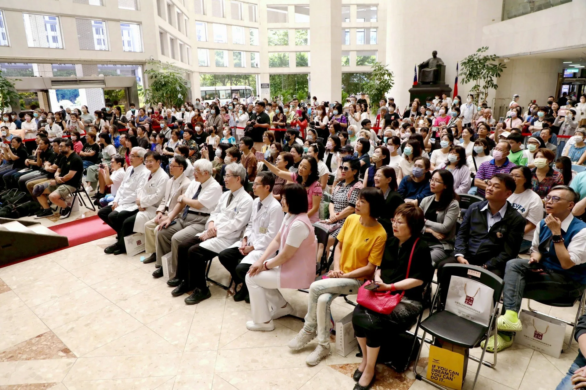 台北榮總為歐巴舉辦退休典禮，許多人前來參與。翻攝自台北榮總FB
