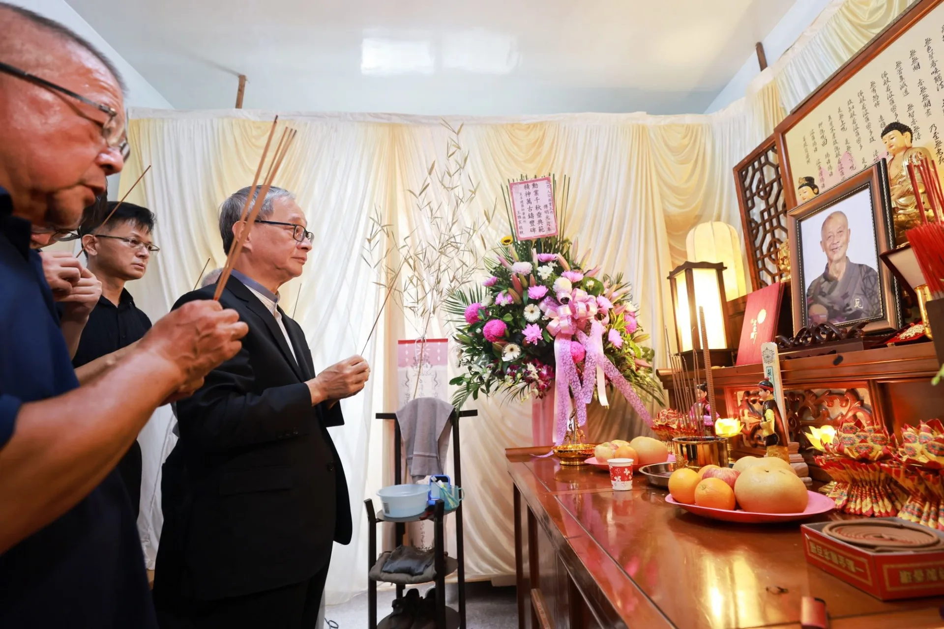 文化部長李遠今（17）日赴傅明光司阜靈堂拈香，感念其對於台灣傳統建築修復的傳承與奉獻。文化部提供
