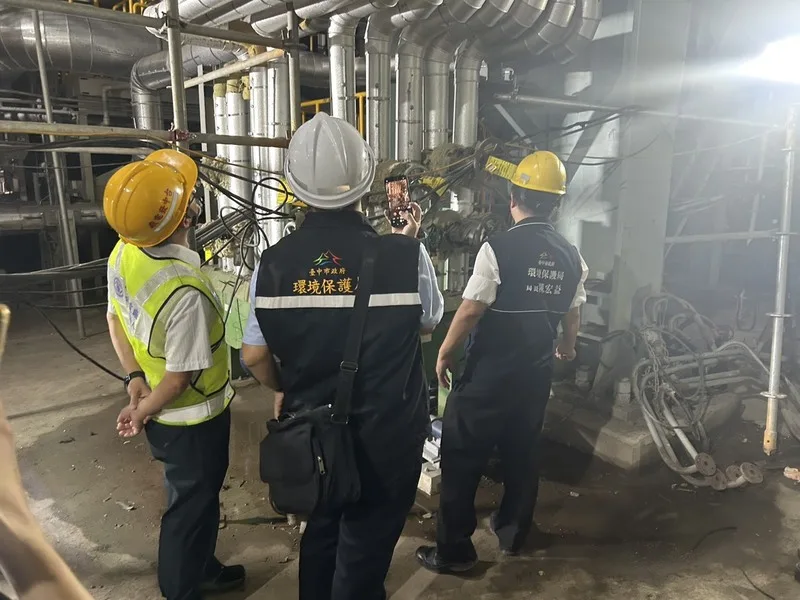 高雄興達發電廠日前火警引關注。台電公司證實，台中試運轉機組暫停進行需使用天然氣的試運轉測試作業。台中市環保局長陳宏益（右）16日赴中火視察暫停試車的燃氣機組。中市府提供