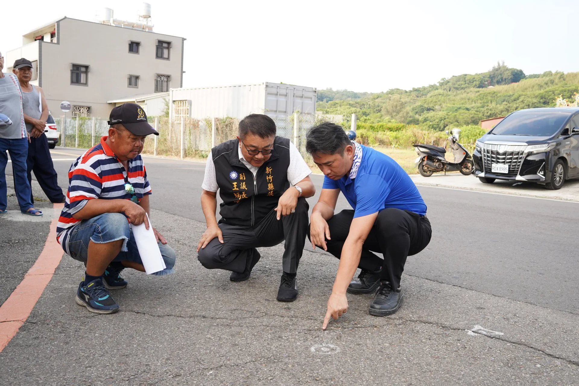竹縣府工務處長戴志君說明道路破損原因和工程修復計畫。