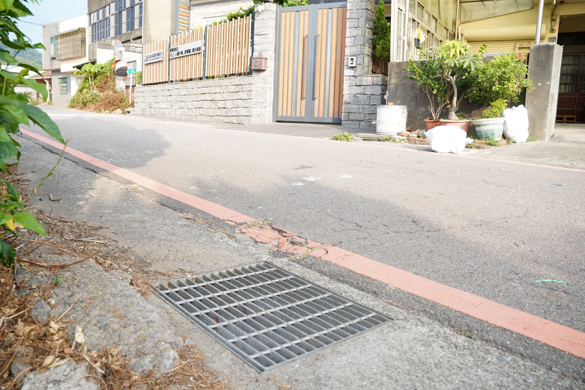 鳳崗路五段路面凹陷。