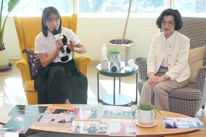 台北101董事長賈永婕（左）17日下午出席上任週年感恩茶會，與媒體記者暢談心得。右為台北101總經理朱麗文。中央社
