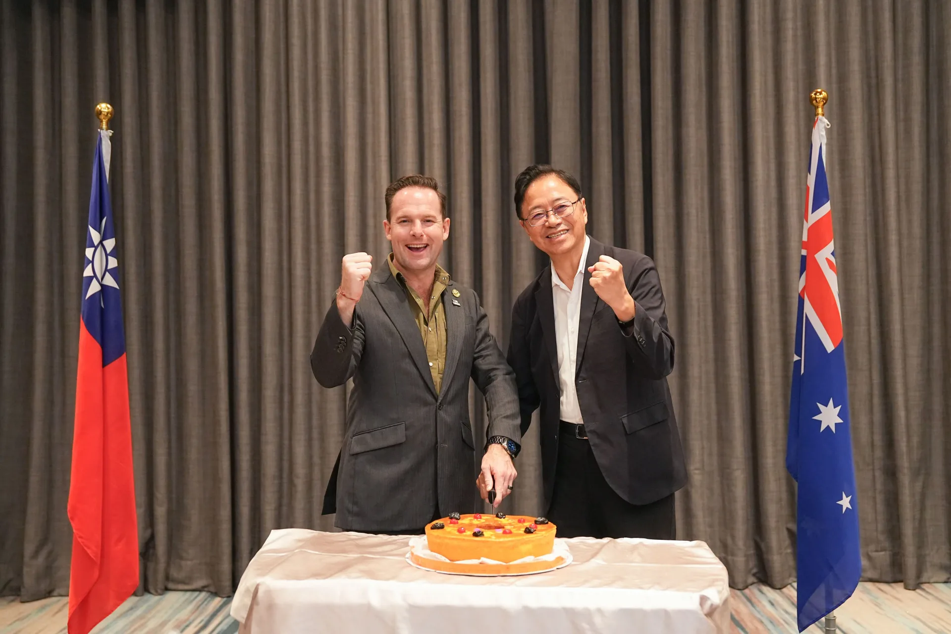 桃園市長張善政17日晚間與澳洲洛根市約翰．瑞文(Jon Raven)市長見面，慶祝兩市締盟30週年。桃市府提供