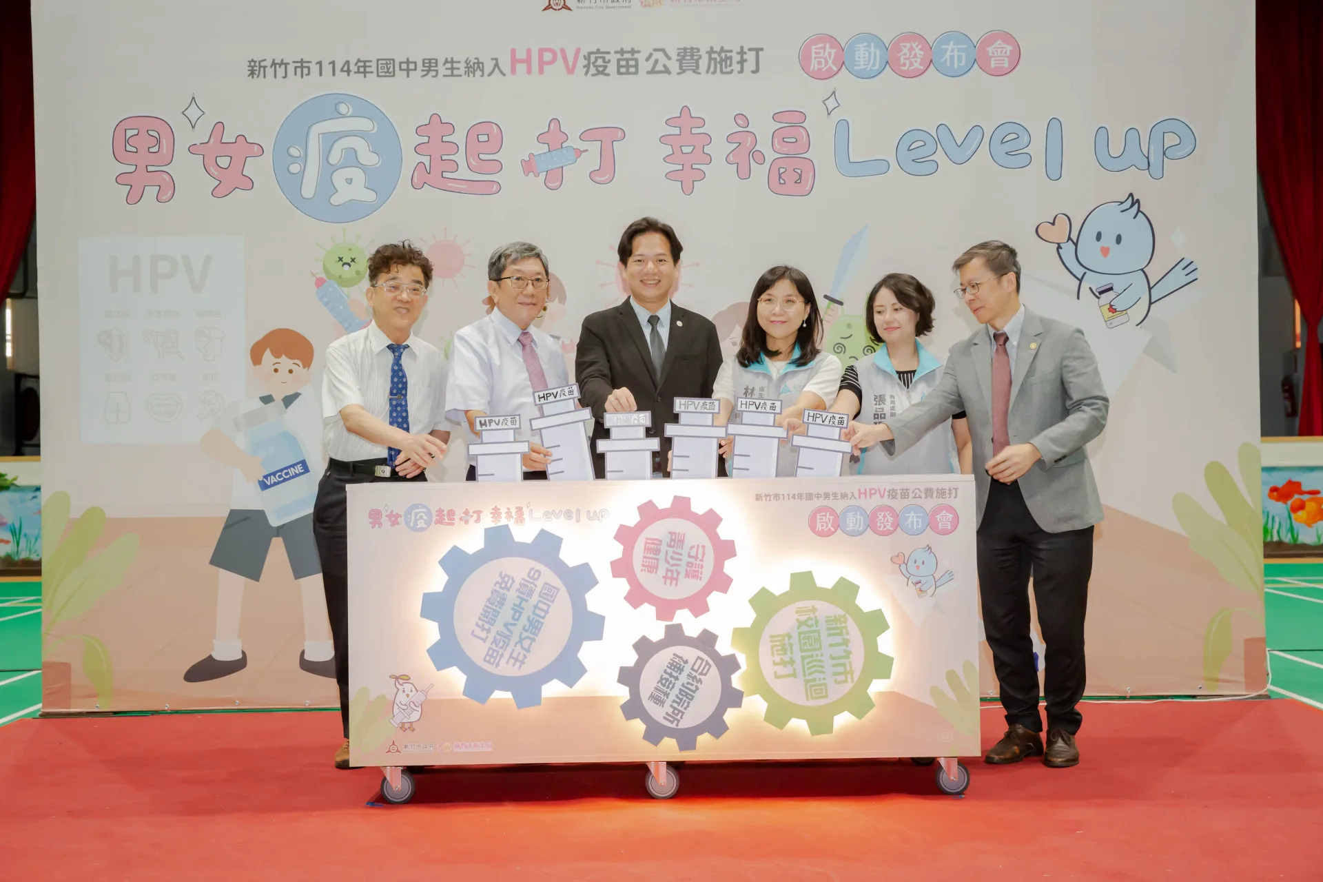 新竹市代理市長邱臣遠與臺灣疫苗推動協會理事長李秉穎（左二）宣告，19日起，在新竹市21所國中巡迴開打HPV疫苗。竹市府提供