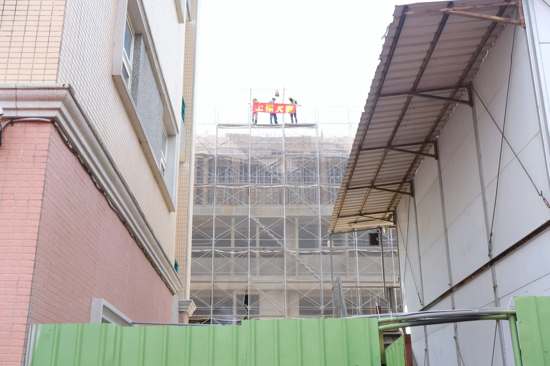 二重國中新校舍工程今天上梁。