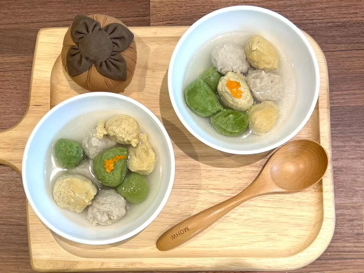 三色丸以新竹貢丸發想，運用質地較粗的豬後腿肉搭配當季蔬菜，絞打成細緻的「竹縣三色丸」。竹縣府提供