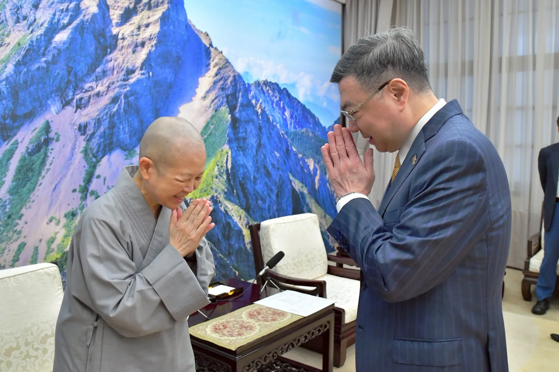行政院長卓榮泰(右)今天接見釋昭慧(左)。行政院提供