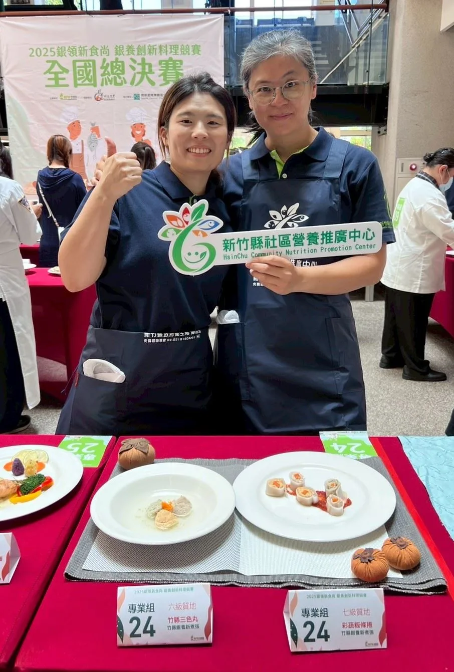 黃雅苓及黎姵吟營養師獲獎。竹縣府提供