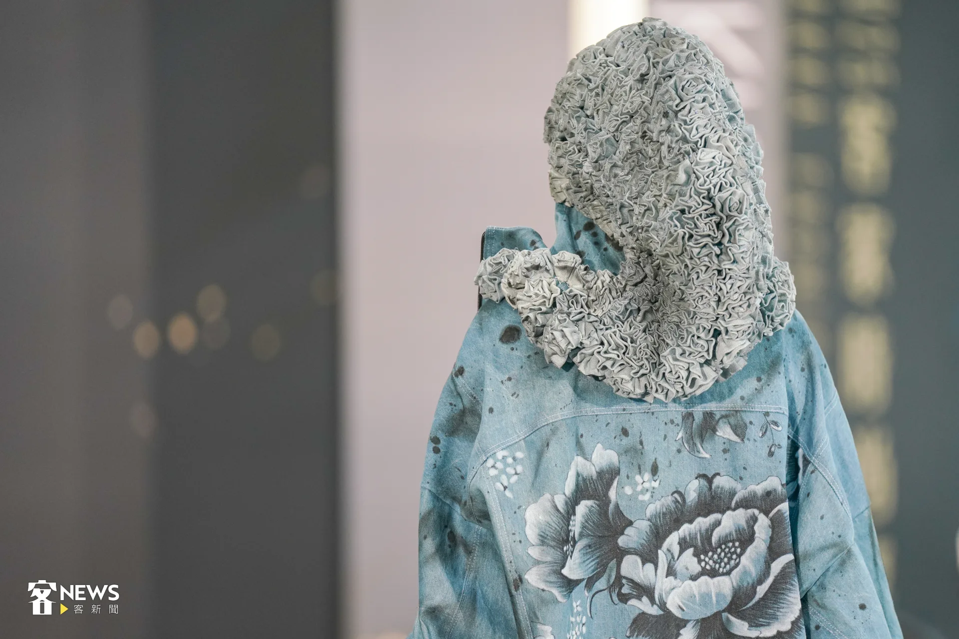 學生組冠軍作品「Blue Roots」，作者歐修維分享，頭頂花蕊需要慢慢縫製。洪藝晅攝