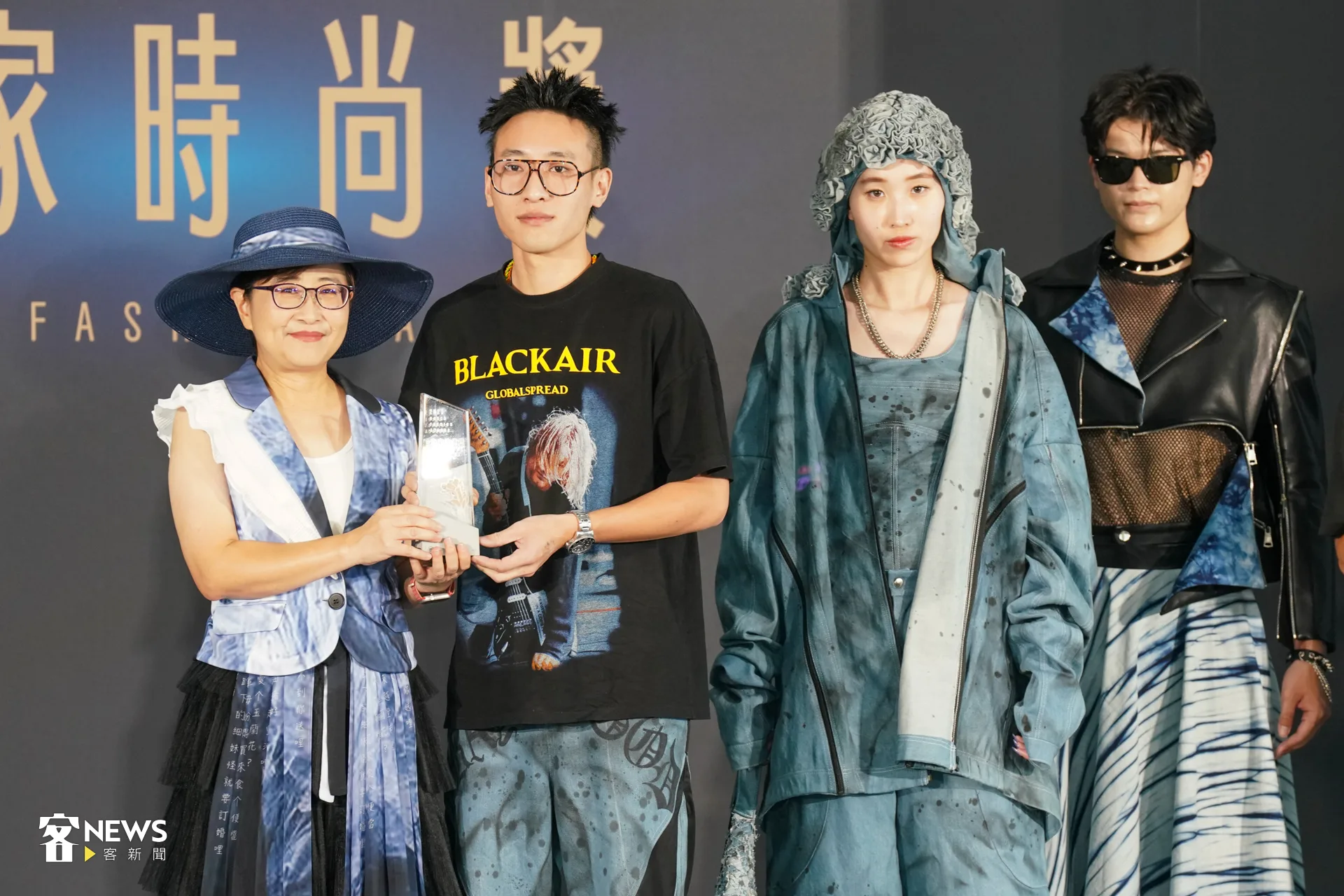 學生組冠軍作品「Blue Roots」，作者歐修維分享，頭頂花蕊需要慢慢縫製。洪藝晅攝