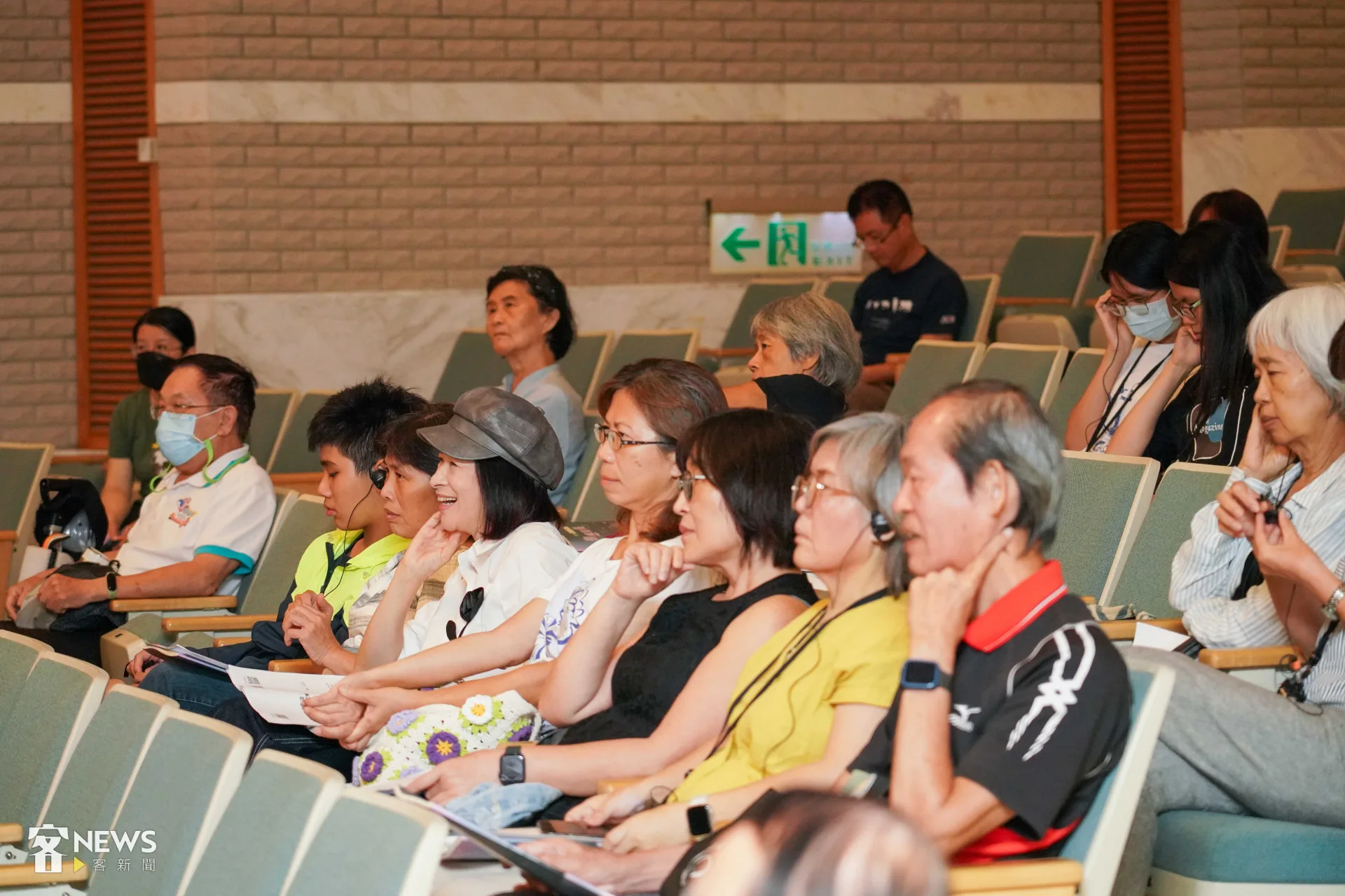 現場用全客語座談，不懂客語的民眾也可以透過口譯機即時掌握座談內容。李台源攝