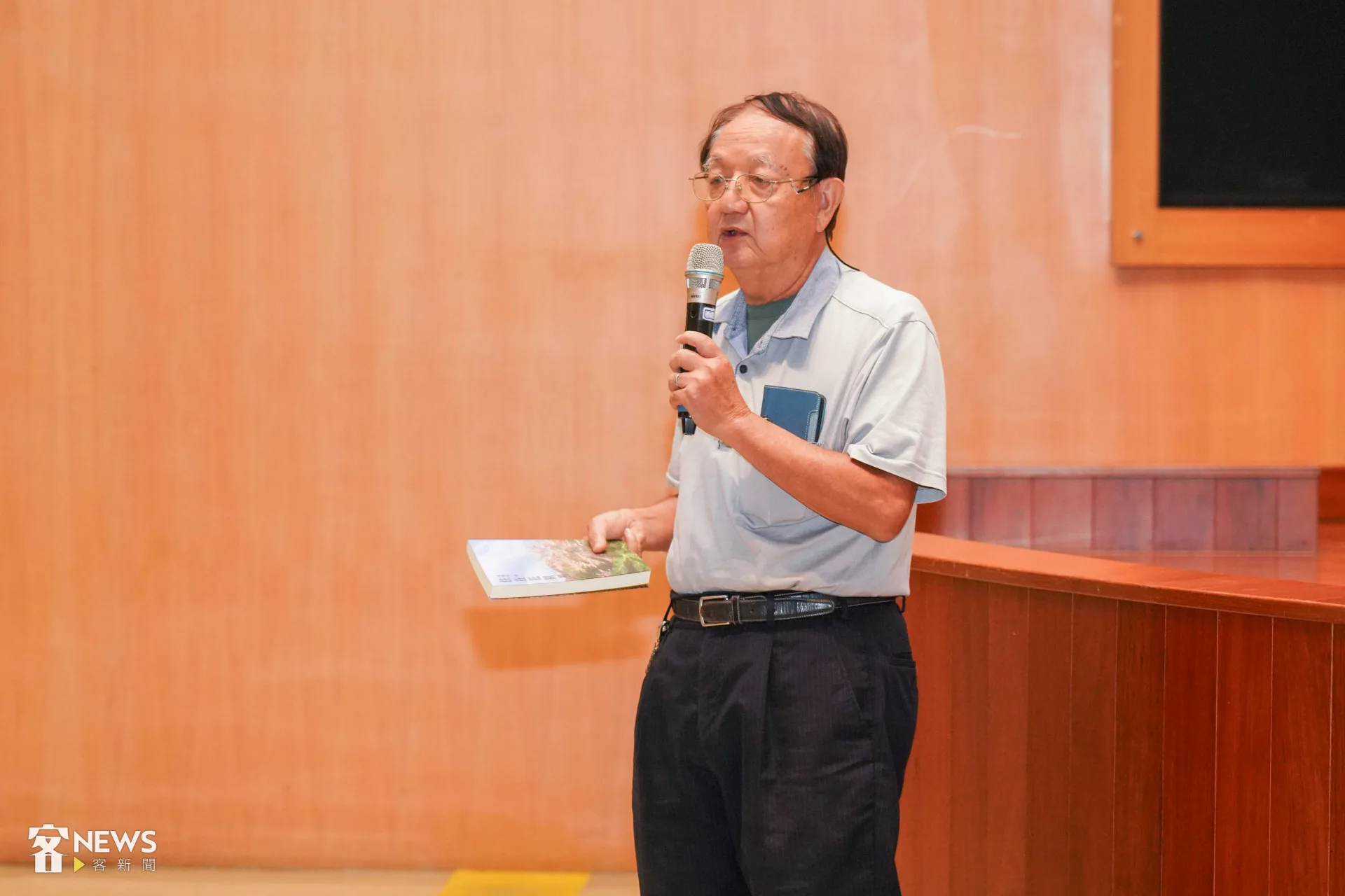 鍾理和之子鍾鐵鈞在電影《原鄉人》中，擔任鍾理和父親、也就自己阿公的客語配音。李台源攝