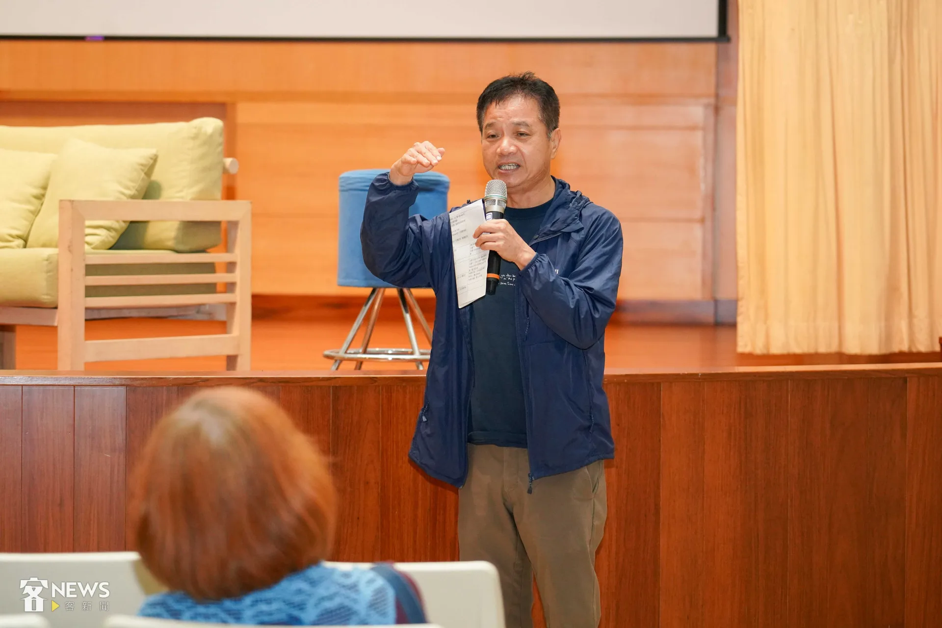 在美濃龍肚國小任職的黃鴻松，在《原鄉人》電影中擔任鍾理和二哥客語配音。李台源攝